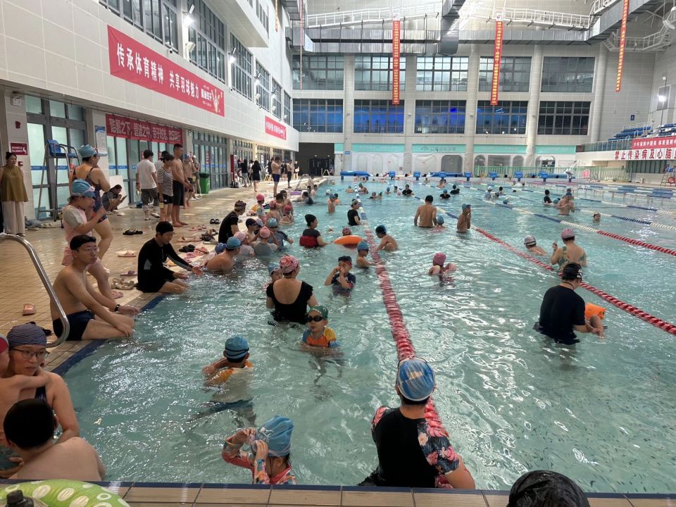 入健身房的, 满了孩子们