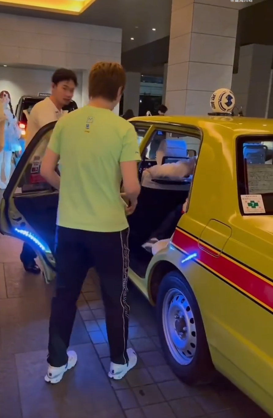 OZES, 曼一起坐在